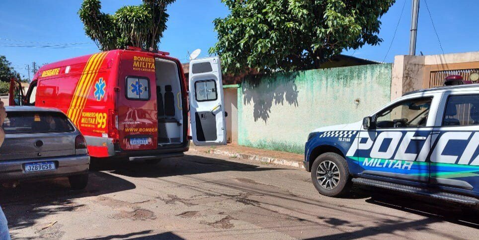 Após ser atacado, dono mata pit-bull e o amarra no portão de casa