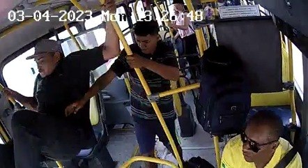Cobrador de ônibus é agredido e leva ‘voadora’ de ambulante; veja o vídeo