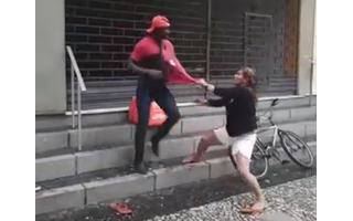 Laudo confirma lesões de entregador agredido com coleira de cachorro por ex-atleta