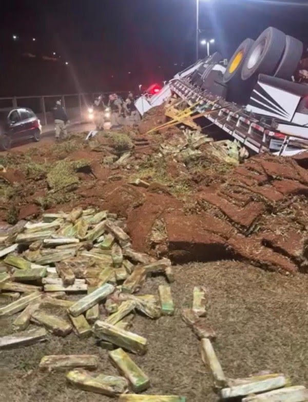 Caminhão com maconha tomba em frente ao batalhão da PM