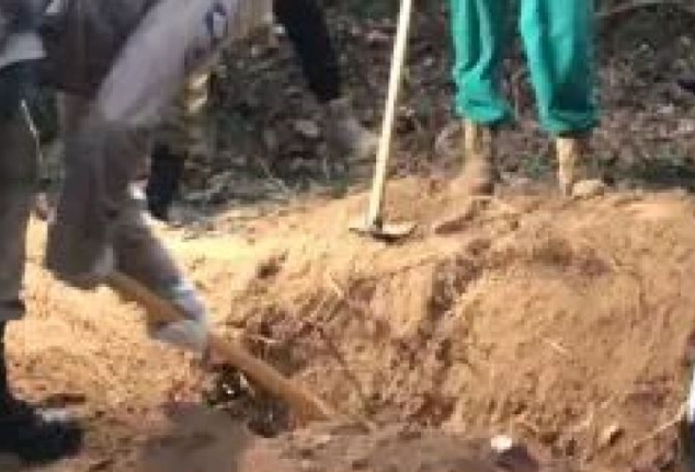 Corpo sem cabeça é encontrado enterrado em cova rasa
