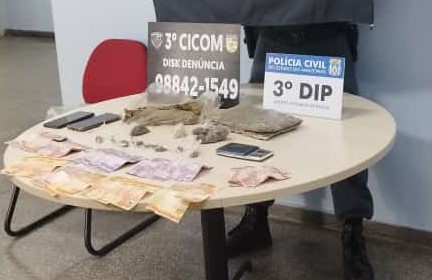 Polícias Civil e Militar prendem homem em posse de maconha, oxi, balança de precisão e dinheiro no Japiim