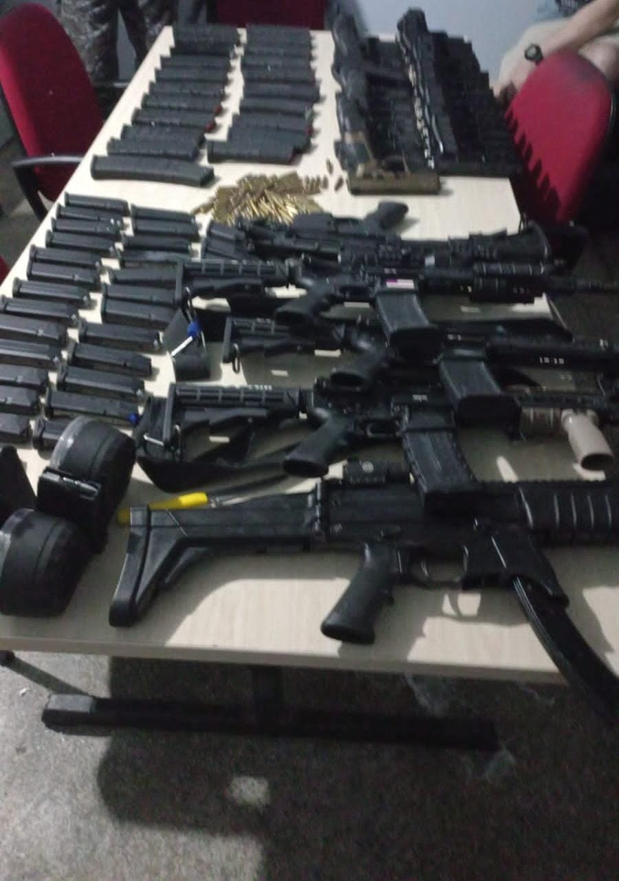 Policiais militares da 13ª cicom aprendem fuzis e pistolas na zona norte de Manaus