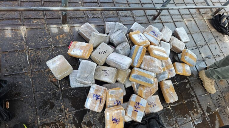 PC-AM prende homem com 50 quilos de maconha em embarcação no Rio Negro