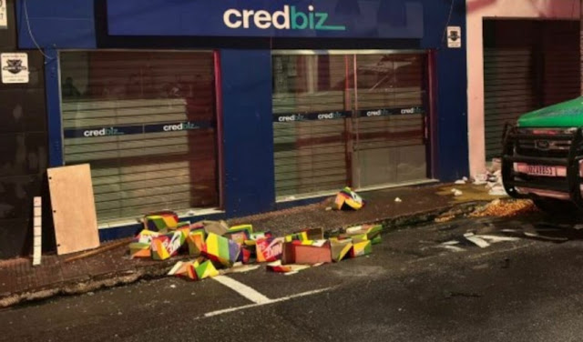 Bandidos invadem loja de sapato no centro de Manaus