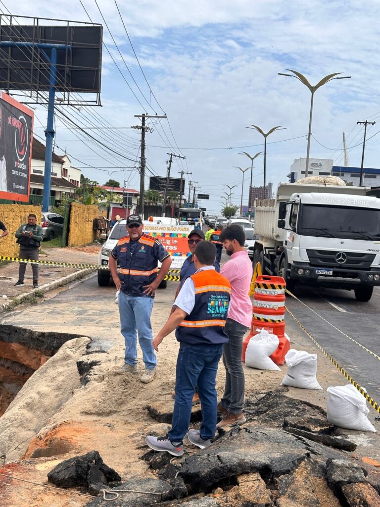 Prefeitura de Manaus chega à fase final do reaterro da cratera na avenida Constantino Nery