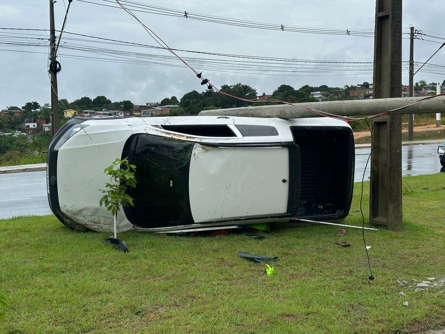 Pista molhada causa capotamento na Av. do Turismo, no Tarumã