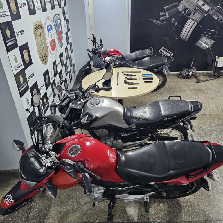 Policiais da 30° cicom apreendem drogas, armas e motos na Comunidade Valparaiso