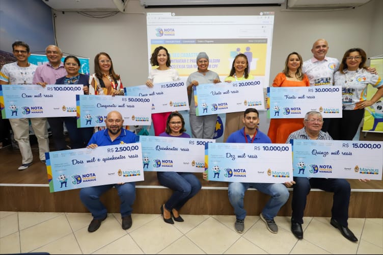 Prefeitura entrega cheques simbólicos aos contemplados do primeiro sorteio de 2024 da campanha Nota Premiada