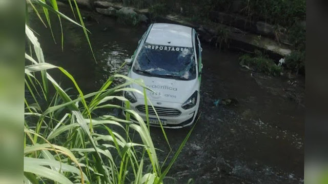 Carro da Tv Acrítica cai em igarapé na Zona Norte de Manaus; VÍDEO