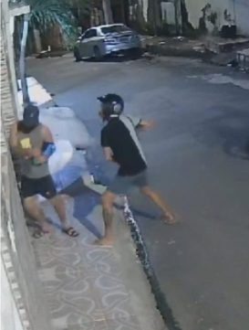 VEJA VÍDEO: homem é encurralado por bandidos em motocicleta durante assalto em Manaus