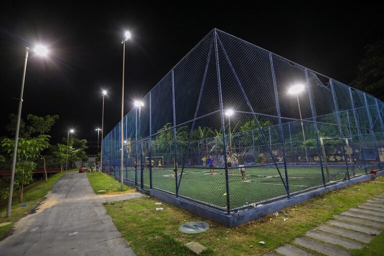 Prefeitura de Manaus instala 91 luminárias LED no parque Elza Simões