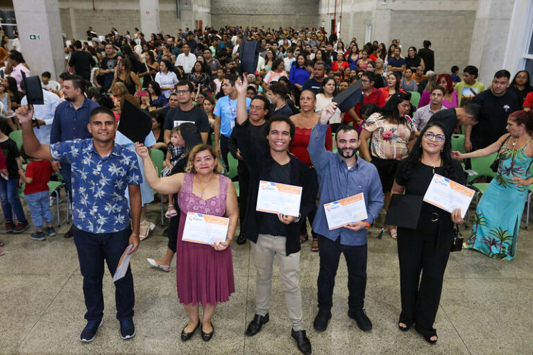 Prefeitura de Manaus certifica mais de 1,7 mil alunos do programa ‘English Manaus’