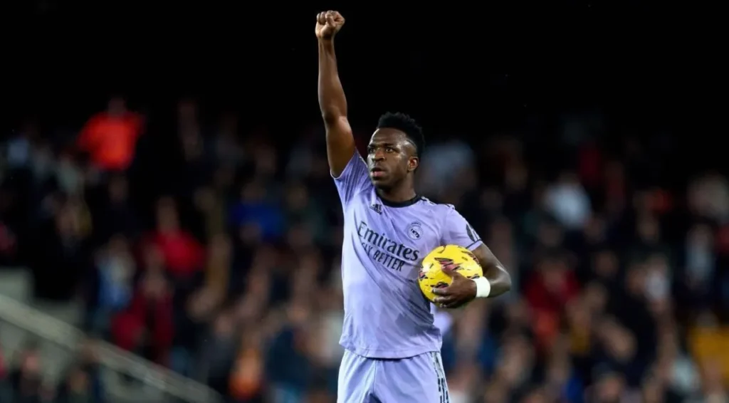 Após insultos racistas contra Vini Jr, torcedores do Valencia são condenados