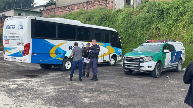 Imagens fortes: Homem mata esposa e comete suicídio em micro-ônibus na Zona Norte de Manaus