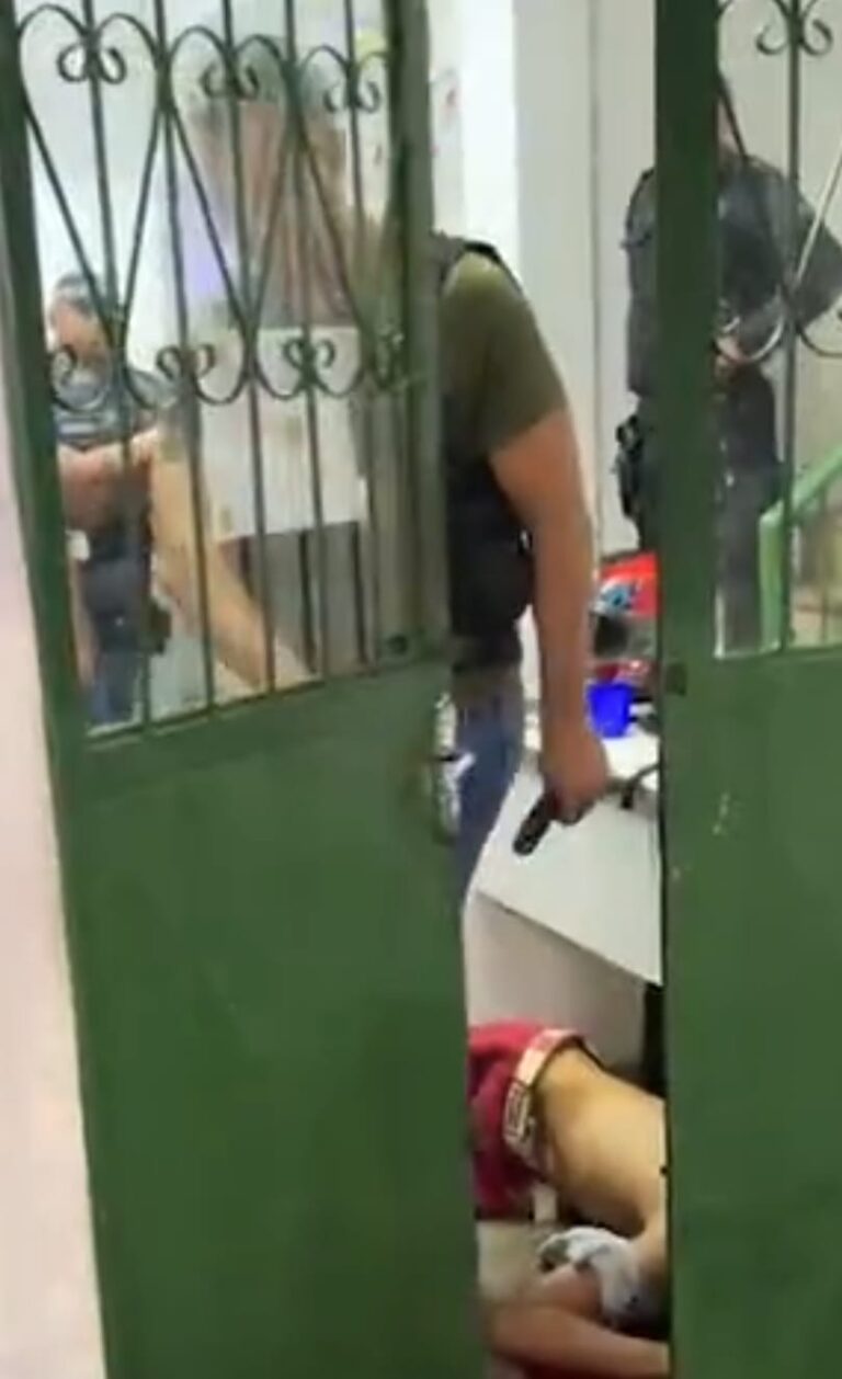 Vídeo Assaltante é morto após tentar roubar arma de segurança em Manaus