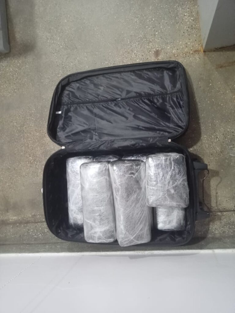 PC-AM e Exército Brasileiro prendem três pessoas com sete tabletes de drogas no aeroporto de São Gabriel da Cachoeira