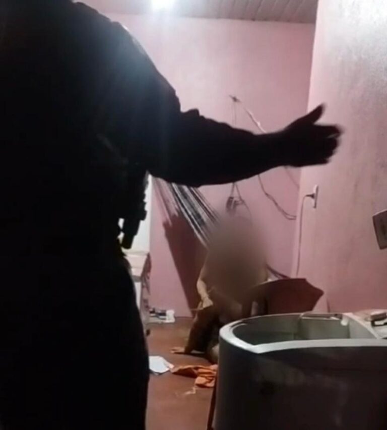 Vídeo: jovem sob efeito de álcool e drogas mantém mãe e avó reféns em Manaus