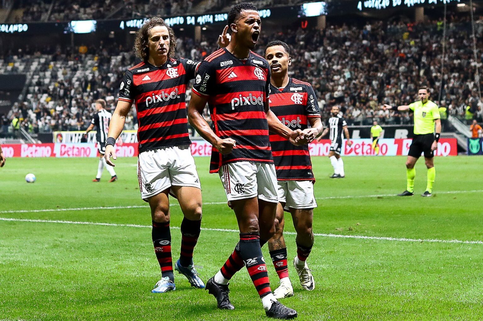 Flamengo goleia Atlético-MG e segue na liderança do Brasileiro