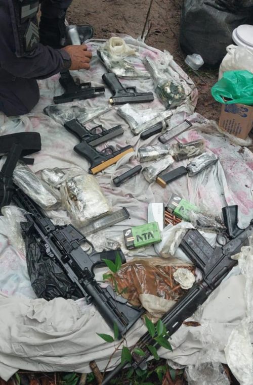 Força Tática apreende fuzil, armas e mais de 100 kg de drogas em área de mata em Manaus