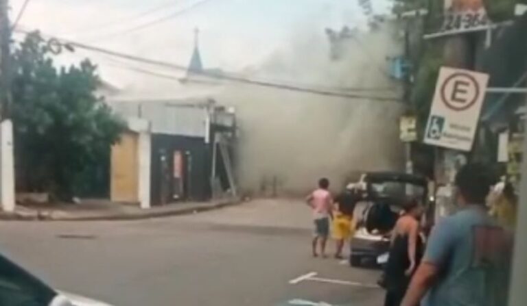 Incêndio atinge bar do divino no Parque Dez, em Manaus