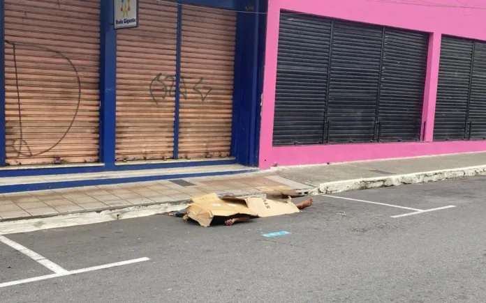 Morador de rua é encontrado morto com cabeça esmagada no Centro de Manaus