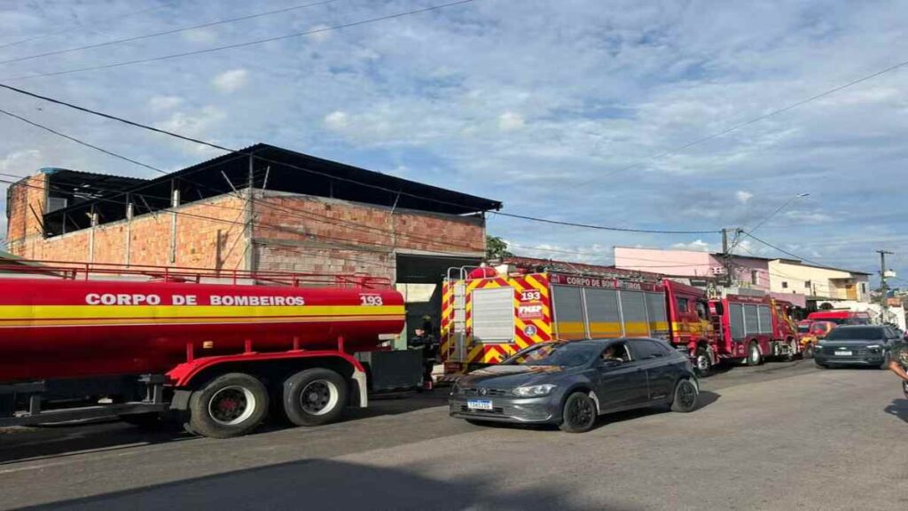 Incêndio destrói galpão de loja de roupas na Zona Norte de Manaus