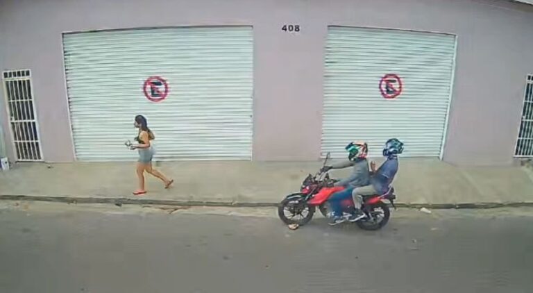 VÍDEO: Dupla armada assalta jovem em plena luz do dia no bairro São Jorge, em Manaus