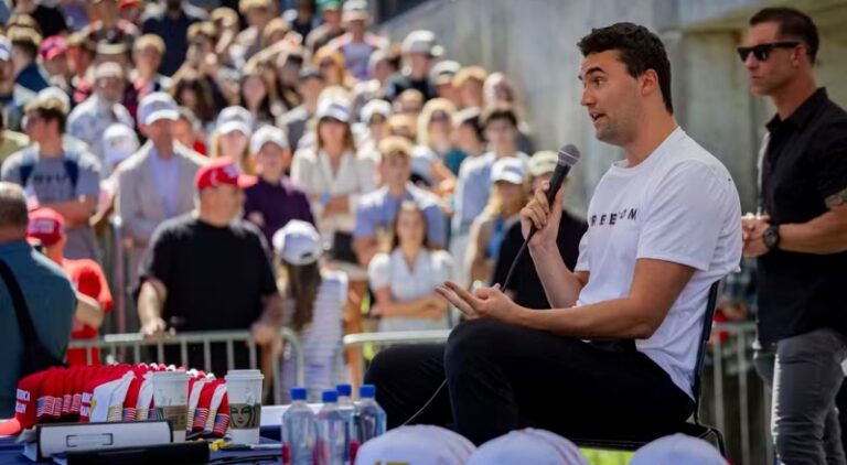 Ativista conservador Charlie Kirk morre após ser baleado em palestra nos EUA