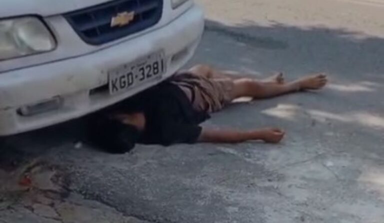 Vídeo: Homem rouba celular de jovem e finge de morto para escapar de espancamento em Manaus