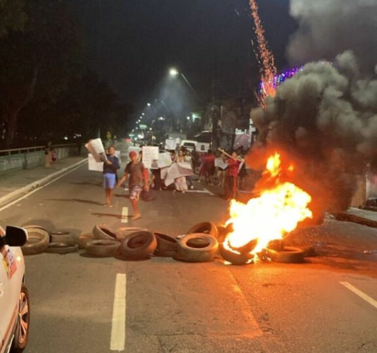VÍDEOS: Família protesta em Manaus após morte de jovem em confronto com a Rocam