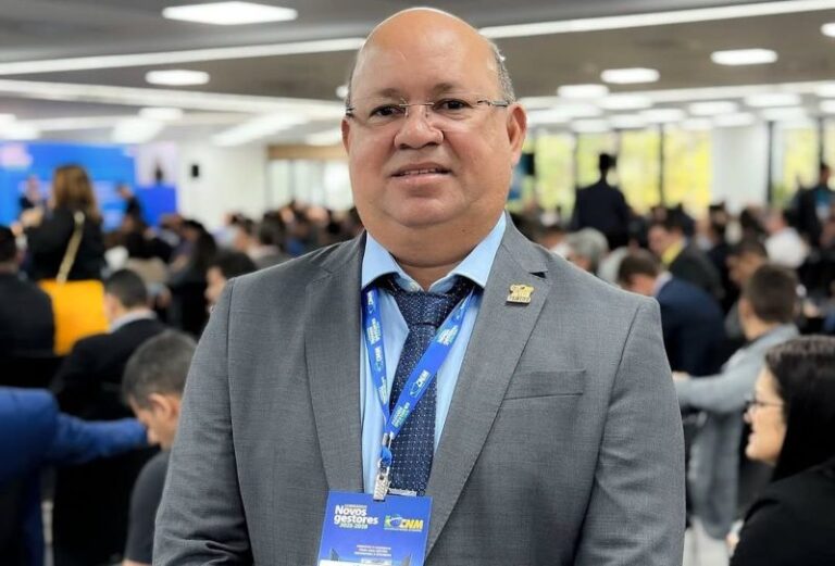 Prefeito de Manaquiri firma contratos de R$ 2,8 milhões para manutenção de veículos da Prefeitura