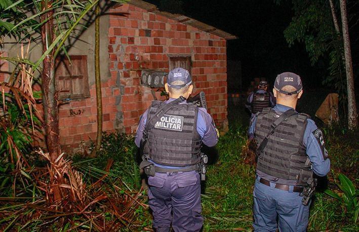Dupla é presa por tentativa de homicídio em Itacoatiara após perseguir a vítima