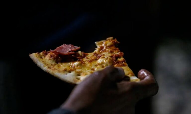 Mulher morre após passar mal comendo pizza; polícia investiga caso