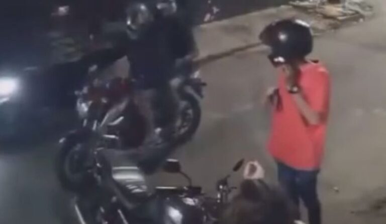 VÍDEO: Homem tem moto roubada em assalto e reage fazendo “xixi” na rua