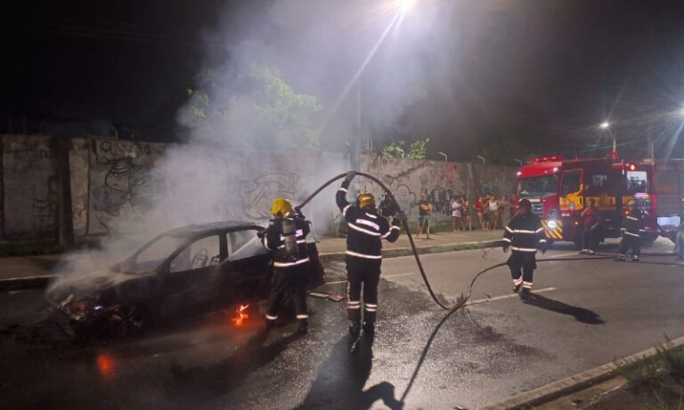 VÍDEO: Carro pega fogo e é destruído na Avenida das Torres, em Manaus