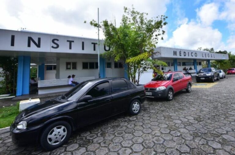 Homem é encontrado morto com múltiplas perfurações em terreno abandonado em Manaus
