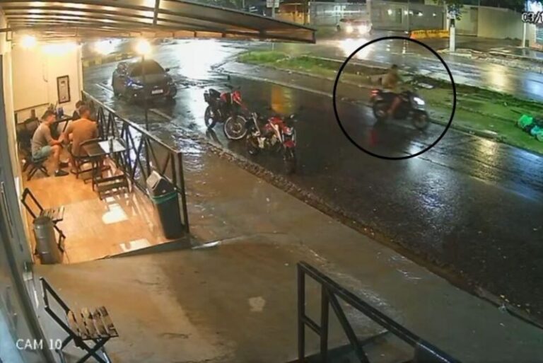 VÍDEO: Câmeras flagram execução de jovem em frente a tabacaria no bairro Dom Pedro, em Manaus