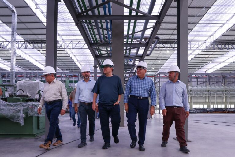 Eduardo Braga visita instalações de nova fábrica de pneus que deve gerar até 1.200 empregos em Manaus