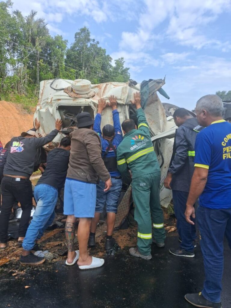 VÍDEOS! Acidente na AM-010 deixa motorista preso às ferragens após tombamento de caminhão