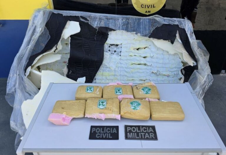 Maconha escondida em colchão é apreendida em embarcação no interior do AM