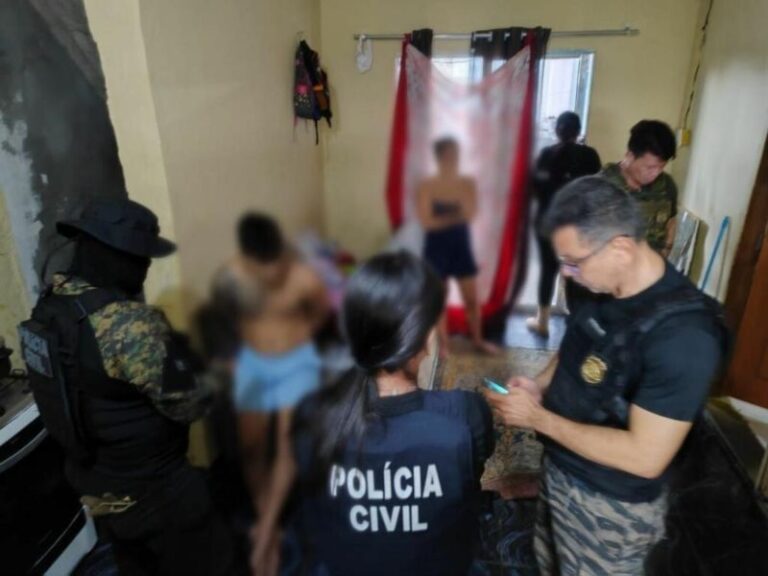 Pai é preso por abusar da filha de 5 anos em Manaus; mãe assistia aos crimes por ‘fetiche’