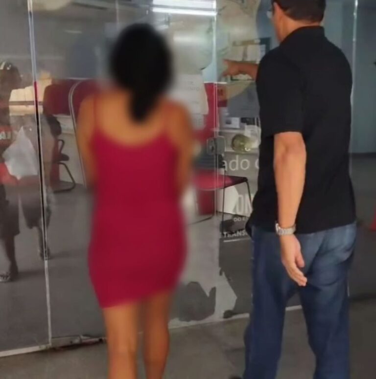 Mulher é presa em Manaus por usar documento falso para tentar aplicar golpe como revendedora