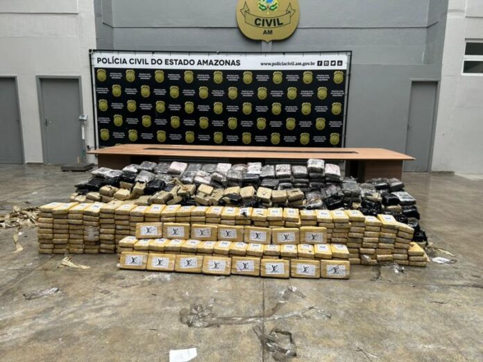 Micro-ônibus é apreendido na AM-010 com mais de 1 tonelada de drogas