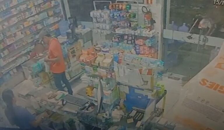 VÍDEO: Homem se passa por cliente, faz compra e anuncia assalto em drogaria em Manaus