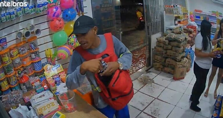 VÍDEO: assaltante armado invade comércio e rouba dinheiro e celular de cliente em Manaus