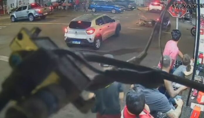 VÍDEO: Suspeito de assalto bate em carro durante fuga e foge a pé em Manaus
