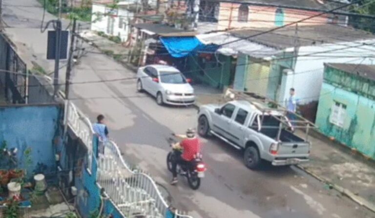 VÍDEO! Trabalhador é rendido e tem celular roubado por criminoso armado em Manaus