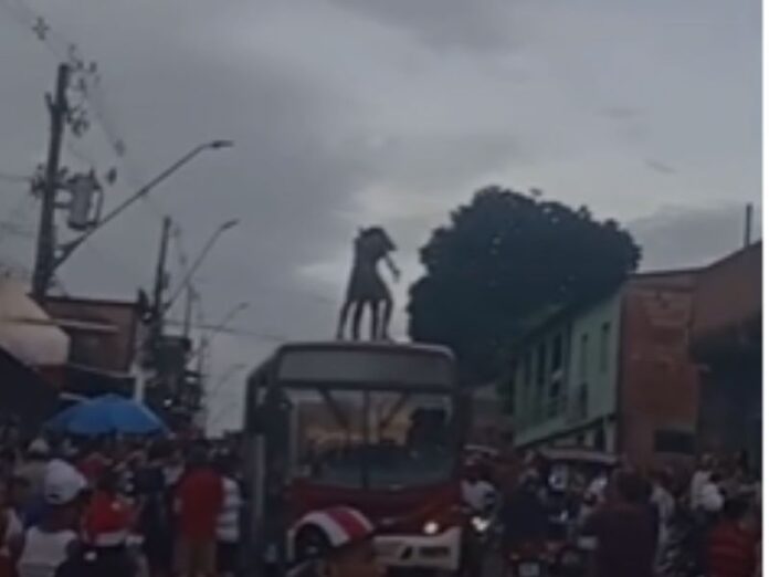 VÍDEO: Pessoas dançam em cima de ônibus e bloqueiam avenida em Manaus