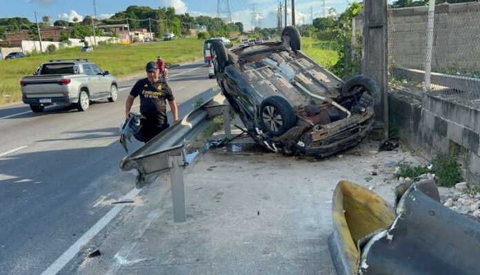 Motorista perde o controle após ser fechado por carro e capota na Avenida das Flores, em Manaus